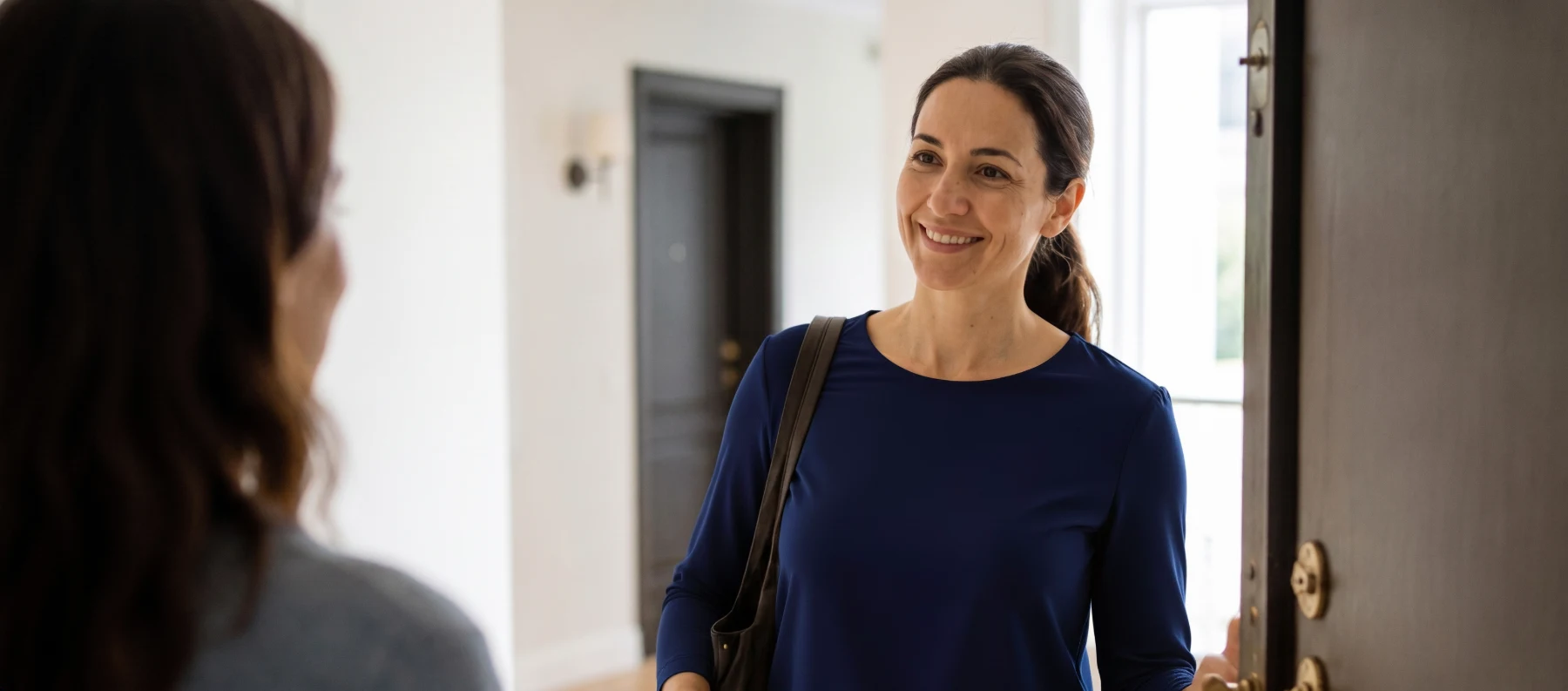 Cliente accueillie sur le pas de sa porte par sa professionnelle